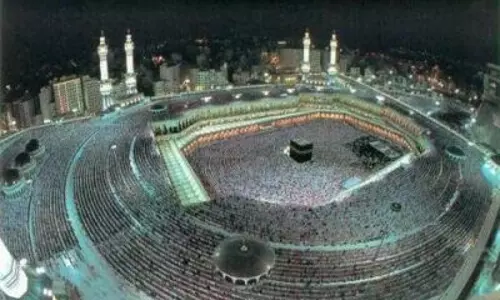 പ്രാര്ഥനാമുഖരിതമായി മക്കയും മദീനയും പ്രാര്ഥനാമുഖരിതമായി മക്കയും മദീനയും