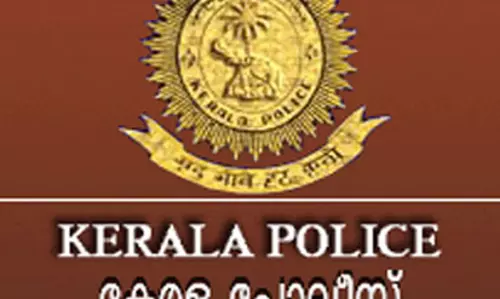 കുപ്പുദേവരാജിന്റെ സഹോദരന്റെ കോളറില് പിടിച്ച സംഭവം: ഉദ്യോഗസ്ഥനെ ന്യായീകരിച്ച് സിറ്റി പോലീസ് കമ്മീഷണറുടെ റിപ്പോര്ട്ട് കുപ്പുദേവരാജിന്റെ സഹോദരന്റെ കോളറില് പിടിച്ച സംഭവം: ഉദ്യോഗസ്ഥനെ ന്യായീകരിച്ച് സിറ്റി പോലീസ് കമ്മീഷണറുടെ റിപ്പോര്ട്ട്