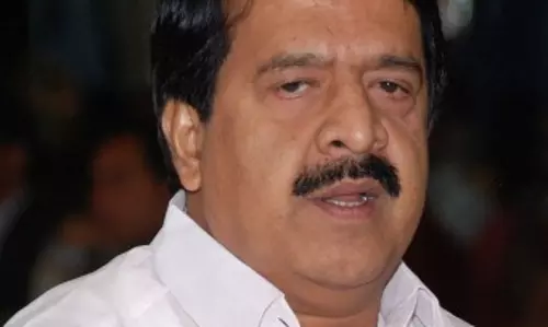 ചോദ്യചോര്‍ച്ച: സെക്രട്ടറിയേറ്റിന് മുന്നില്‍ രമേശ് ചെന്നിത്തലുടെ സത്യാഗ്രഹം