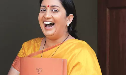 സ്മൃതി ഇറാനിയെ പിന്തുടർന്ന ദൽഹി യൂണിവേഴ്സിറ്റി വിദ്യാർഥികള്‍ അറസ്റ്റില്‍