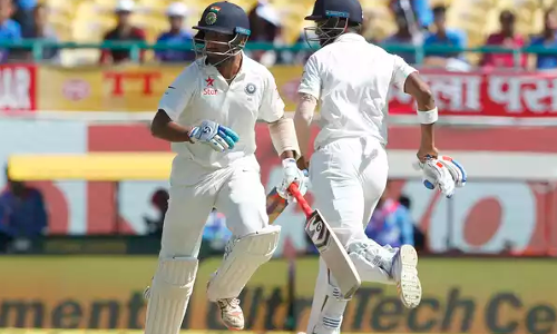 ധര്‍മ്മശാല ടെസ്റ്റില്‍ ഇന്ത്യ പൊരുതുന്നു 