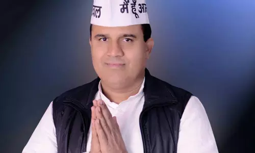 ആം ആദ്മി എം.എൽ.എ വേദ് പ്രകാശ് ബി.ജെ.പിയിൽ ചേർന്നു ആം ആദ്മി എം.എൽ.എ വേദ് പ്രകാശ് ബി.ജെ.പിയിൽ ചേർന്നു