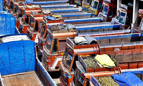 ലോറി സമരം അവശ്യവസ്തുക്കളുടെ ലഭ്യതയെ ബാധിക്കും