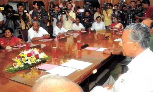 നിരവധി പ്രതിസന്ധികള്‍ക്കിടെ ഇന്ന് മന്ത്രിസഭായോഗം