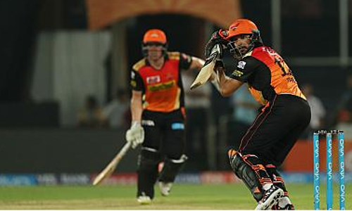 യുവരാജ് ഷോ:ഹൈദരാബാദിനെതിരെ ബാംഗ്ലൂരിന് 208 റണ്‍സ് വിജയലക്ഷ്യം