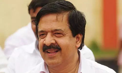 വോട്ട് ചോദിച്ച്, പന്ത് തട്ടി രമേശ് ചെന്നിത്തല വോട്ട് ചോദിച്ച്, പന്ത് തട്ടി രമേശ് ചെന്നിത്തല