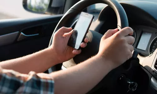 ഡ്രൈവിങിനിടെ ഫോണില്‍ സംസാരം വേണ്ട; ഫോണ്‍ പിടിച്ചെടുക്കും !