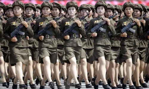 അമേരിക്കയെ പ്രകോപിപ്പിച്ച് ഉത്തരകൊറിയയുടെ വന്‍ സൈനിക പരേഡ്