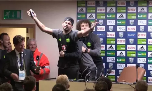 ചെല്‍സി പരിശീലകനെ വാര്‍ത്താസമ്മേളനത്തിനിടെ തട്ടിക്കൊണ്ടുപോയി