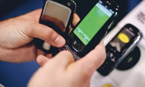 സ്ത്രീകള്‍ റീചാര്‍ജ് ചെയ്യാന്‍  ഫോണ്‍ കൊടുക്കുമ്പോള്‍ ജാഗ്രത