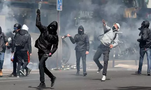 ഫ്രാന്സില് ഇരു സ്ഥാനാര്ഥികള്ക്കുമെതിരെ വിദ്യാര്ഥി പ്രതിഷേധം ഫ്രാന്സില് ഇരു സ്ഥാനാര്ഥികള്ക്കുമെതിരെ വിദ്യാര്ഥി പ്രതിഷേധം