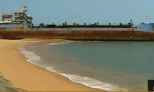 തീരത്തടിഞ്ഞ കപ്പല്‍ മൂലം കടലാക്രമണം രൂക്ഷം, പാപനാശം കടലെടുത്തു