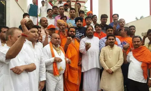 സൈന്യത്തിന് പിന്തുണയുമായി 1000 സന്യാസിമാര്‍ കല്ലുകളുമായി  കശ്മീരിലേക്ക്