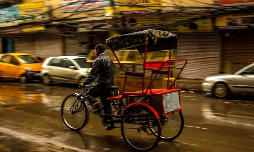 നഗരത്തിരക്കില്‍ ജീവിതം ചവിട്ടിനീക്കാന്‍ പാടുപെടുന്നവര്‍