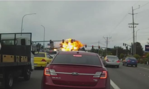 റോഡിലേക്ക് പറന്നിറങ്ങി തീഗോളമായി വിമാനം