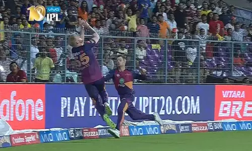 ബൗണ്ടറി ലൈനിന് മുകളിലെ കൂട്ടിയിടി