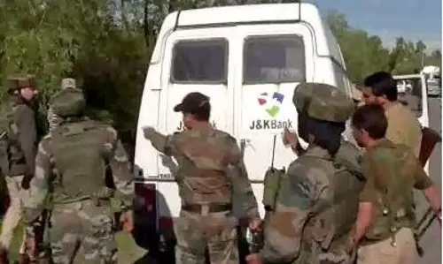 കശ്മീരില്‍ ബാങ്കുകള്‍ പണമിടപാടുകള്‍ നിര്‍ത്തി