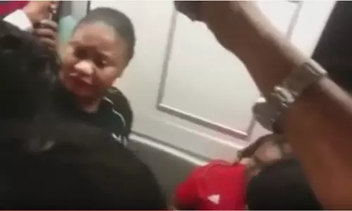 ഡല്ഹിയില് വംശീയ അധിക്ഷേപം നടത്തിയവര്ക്കെതിരെ വസ്ത്രമുരിഞ്ഞ് പ്രതിഷേധം ഡല്ഹിയില് വംശീയ അധിക്ഷേപം നടത്തിയവര്ക്കെതിരെ വസ്ത്രമുരിഞ്ഞ് പ്രതിഷേധം