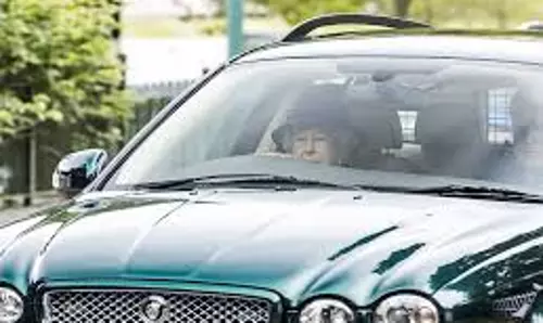 വയസ്സ് 91, ഡ്രൈവിംഗ് ലൈസന്‍സില്ല: കാറോടിച്ച് വരുന്ന എലിസബത്ത് രാജ്ഞിയുടെ ചിത്രം വൈറലാകുന്നു