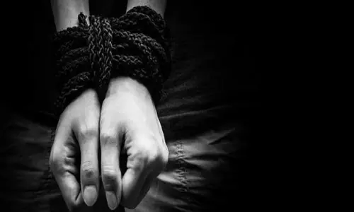 അച്ഛനില് നിന്ന് പണം തട്ടാന് മകളുടെ തട്ടിക്കൊണ്ടുപോകല് നാടകം അച്ഛനില് നിന്ന് പണം തട്ടാന് മകളുടെ തട്ടിക്കൊണ്ടുപോകല് നാടകം