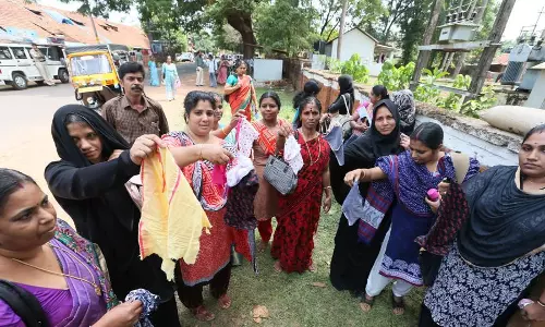 നീറ്റ് പരീക്ഷക്കെത്തിയവരുടെ അടിവസ്ത്രങ്ങൾ അഴിപ്പിച്ച സംഭവം; മനുഷ്യാവകാശ കമ്മീഷന് കേസെടുത്തു നീറ്റ് പരീക്ഷക്കെത്തിയവരുടെ അടിവസ്ത്രങ്ങൾ അഴിപ്പിച്ച സംഭവം; മനുഷ്യാവകാശ കമ്മീഷന് കേസെടുത്തു