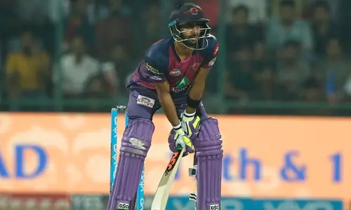 ഇങ്ങനെയൊക്കെ നില്‍ക്കാമോ?