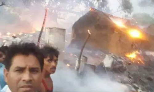 നാട് കത്തിയെരിയുമ്പോള് സെല്ഫിയെടുത്ത് ബിജെപി എംഎല്എ നാട് കത്തിയെരിയുമ്പോള് സെല്ഫിയെടുത്ത് ബിജെപി എംഎല്എ