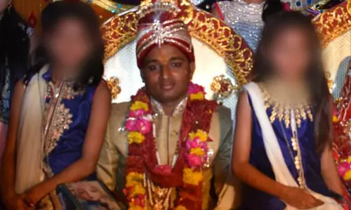 തോക്കുമായെത്തിയ യുവതി വിവാഹ വേദിയില് നിന്നും വരനെ തട്ടിക്കൊണ്ടുപോയി തോക്കുമായെത്തിയ യുവതി വിവാഹ വേദിയില് നിന്നും വരനെ തട്ടിക്കൊണ്ടുപോയി