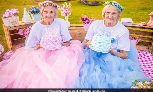 പ്രായമാണ് ഈ ഇരട്ട മുത്തശ്ശിമാരുടെ സൌന്ദര്യം : വൈറലായ ഫോട്ടോഷൂട്ട് കാണാം പ്രായമാണ് ഈ ഇരട്ട മുത്തശ്ശിമാരുടെ സൌന്ദര്യം : വൈറലായ ഫോട്ടോഷൂട്ട് കാണാം