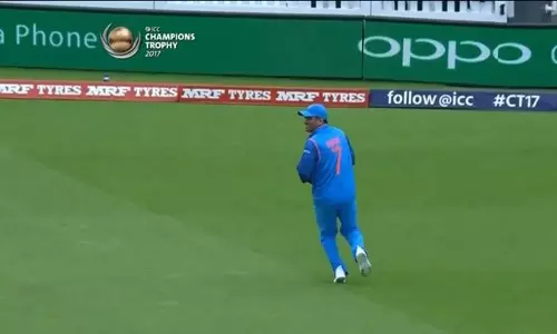 ഫീല്‍ഡറായ ധോണിക്ക് പിഴച്ചപ്പോള്‍ പൊട്ടിച്ചിരിച്ച് കൊഹ്‍ലി - വീഡിയോ കാണാം