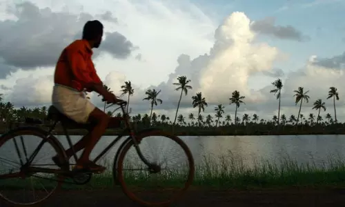 അനുമതി നിഷേധിച്ചിട്ടില്ല; കേരളത്തിന് സ്വന്തം നിലയില്‍ കൃത്രിമ മഴ പെയ്യിക്കാം