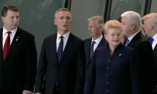 മോണ്ടനെഗ്രോ പ്രധാനമന്ത്രിയെ തള്ളിമാറ്റി ട്രംപ്  ‌