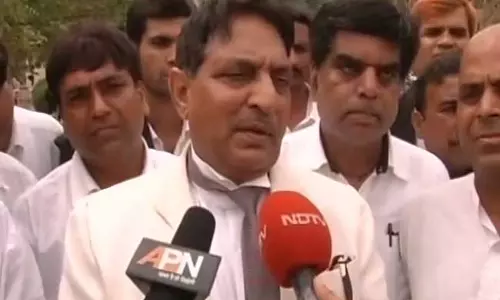 മയിലുകള്‍ ഇണചേരാറില്ല പശുവിനെ ദേശീയമൃഗമാക്കണമെന്ന് നിര്‍ദ്ദേശിച്ച ഹൈക്കോടതി ജഡ്ജി