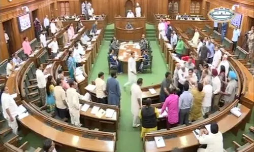 കപില്‍ മിശ്രയും എഎപി അംഗങ്ങളും നിയമസഭയില്‍ കൊമ്പുകോര്‍ത്തു