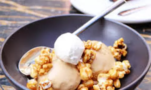 പ്രവാസികള്‍ക്ക് ആശ്വാസമായി പാതയരികിലെ നാടൻ പലഹാരസ്റ്റാളുകള്‍