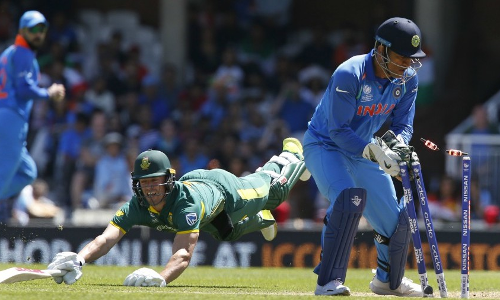 ഡിവില്ലിയേഴ്സിനെ വീഴ്ത്തി വിക്കറ്റിന് പിന്നിലെ ധോണിയുടെ മിന്നലാട്ടം