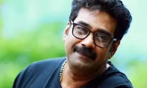 റോസാപ്പൂവുമായി ബിജുമേനോന് റോസാപ്പൂവുമായി ബിജുമേനോന്