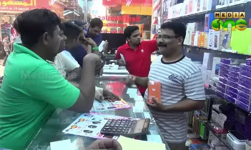 സൌദിയില് മൊബൈല് ഫോണ് വിപണിയിലെ സമ്പൂര്ണ്ണ സ്വദേശിവത്കരണം ഫലം കണ്ടില്ലെന്ന് ആക്ഷേപം സൌദിയില് മൊബൈല് ഫോണ് വിപണിയിലെ സമ്പൂര്ണ്ണ സ്വദേശിവത്കരണം ഫലം കണ്ടില്ലെന്ന് ആക്ഷേപം