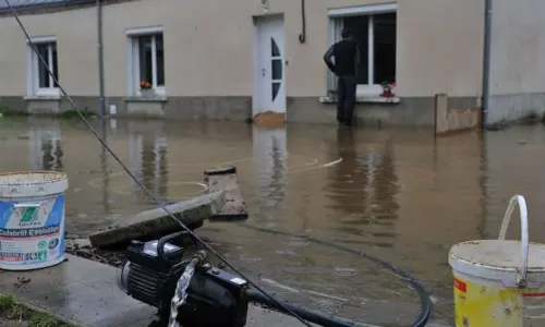 ജനജീവിതത്തെ ബാധിച്ച്  ഫ്രാന്‍സില്‍ കനത്ത മഴ തുടരുന്നു