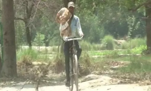 പെണ്‍കുട്ടിയുടെ മൃതദേഹം തോളിലേറ്റി അമ്മാവന്‍ ഒരു കൈകൊണ്ട് സൈക്കിള്‍ ചവിട്ടിയത് 10 കിലോമീറ്റര്‍