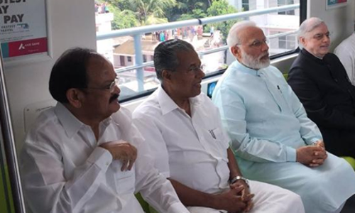 കുമ്മനത്തെ വെട്ടിമാറ്റി മെട്രോ യാത്രയുടെ ഫോട്ടോയുമായി മുഖ്യമന്ത്രിയുടെ പോസ്റ്റ് കുമ്മനത്തെ വെട്ടിമാറ്റി മെട്രോ യാത്രയുടെ ഫോട്ടോയുമായി മുഖ്യമന്ത്രിയുടെ പോസ്റ്റ്