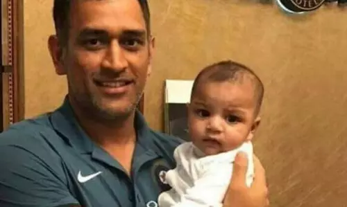 ധോണിയുടെ ഈ ചിത്രം ഇന്ത്യ -പാക് സൗഹൃദത്തിന്റെ തെളിവാകുന്നതെങ്ങനെ? ധോണിയുടെ ഈ ചിത്രം ഇന്ത്യ -പാക് സൗഹൃദത്തിന്റെ തെളിവാകുന്നതെങ്ങനെ?