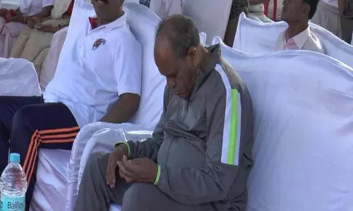 യോഗാ ദിനത്തില് മധ്യപ്രദേശ് മന്ത്രിയുടെ നിദ്രാസനം ഫോണില് കളിച്ച് വിദ്യാഭ്യാസ മന്ത്രി യോഗാ ദിനത്തില് മധ്യപ്രദേശ് മന്ത്രിയുടെ നിദ്രാസനം ഫോണില് കളിച്ച് വിദ്യാഭ്യാസ മന്ത്രി