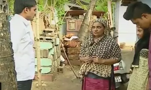 പെണ്വാണിഭസംഘവുമായുള്ള ബന്ധം ചോദ്യം ചെയ്ത മക്കളെയും ഭാര്യയെയും ഭര്ത്താവ് വീട്ടില് നിന്ന് ഇറക്കിവിട്ടു പെണ്വാണിഭസംഘവുമായുള്ള ബന്ധം ചോദ്യം ചെയ്ത മക്കളെയും ഭാര്യയെയും ഭര്ത്താവ് വീട്ടില് നിന്ന് ഇറക്കിവിട്ടു