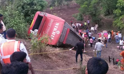 മുംബൈയില് വാഹനാപകടം; 17 മരണം മുംബൈയില് വാഹനാപകടം; 17 മരണം