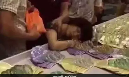 ഷോപ്പിലെ ബ്രേസ്‍ലെറ്റ് കയ്യില്‍ നിന്നും വീണു പൊട്ടി, വില കണ്ട് യുവതി ബോധം കെട്ടു