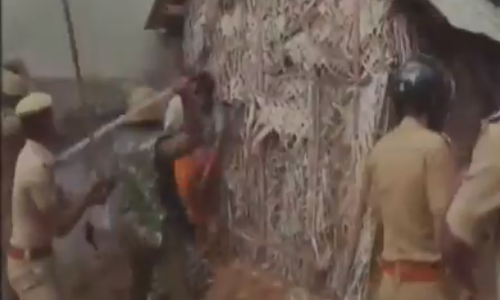 പഴനിയില്‍ കര്‍ഷകനെ ആക്രമിച്ച ഗോരക്ഷകരെ പിടികൂടി പെരുമാറി പോലീസ്