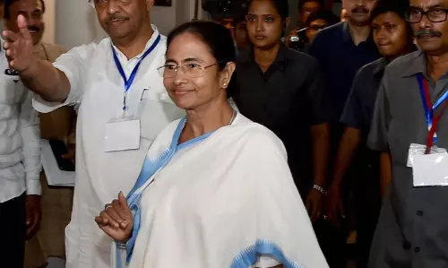 പശ്ചിമബംഗാള്‍ രാജ്‍ഭവന്‍ ആര്‍എസ്എസ് ശാഖയാക്കി മാറ്റിയെന്ന് തൃണമൂല്‍