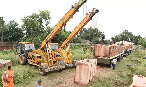 അയോധ്യയില്‍ രാമക്ഷേത്ര നിര്‍മ്മാണത്തിനായി കല്ലുകള്‍ കൊണ്ടുവന്ന് തുടങ്ങി
