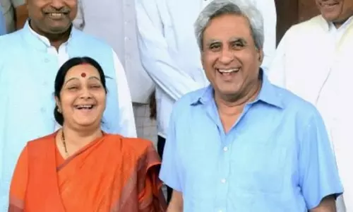 സുഷമയുടെ ശമ്പളവും എന്റെ വയസും ചോദിക്കരുത്..കുറിക്ക് കൊള്ളുന്ന മറുപടിയുമായി സ്വരാജ് കൌശല് സുഷമയുടെ ശമ്പളവും എന്റെ വയസും ചോദിക്കരുത്..കുറിക്ക് കൊള്ളുന്ന മറുപടിയുമായി സ്വരാജ് കൌശല്